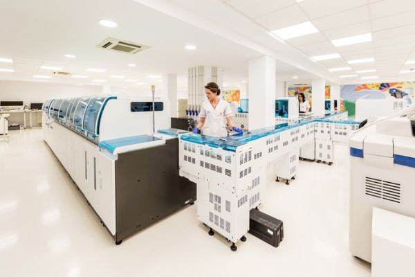  Laboratorul Central REGINA MARIA este acreditat RENAR şi utilizează inteligenţa artificială