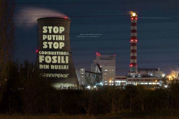 Activiştii Greenpeace protestează în faţa rafinăriei Lukoil 