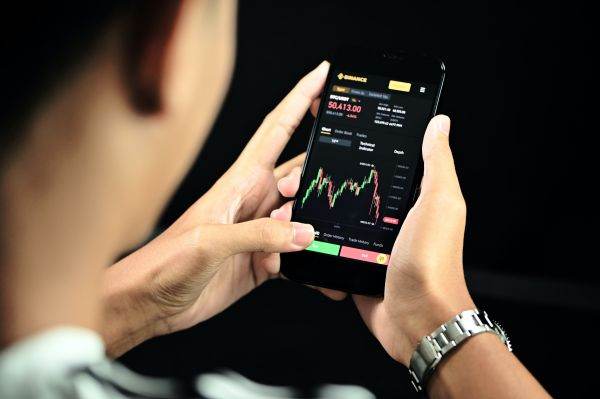 Binance îşi restrânge serviciile în Rusia după ultimele sancţiuni impuse de UE