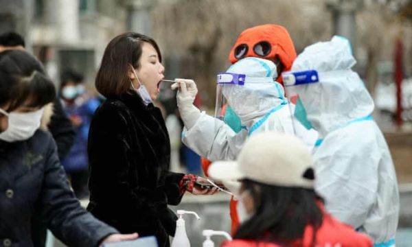 Shanghai ridică bariere metalice în lupta împotriva COVID-19