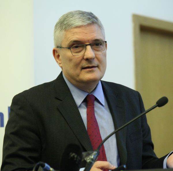 "Ieşim din pandemie, dar intrăm într-un nou război rece"