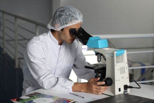 China a detectat primul caz de gripă aviară H3N8 la om