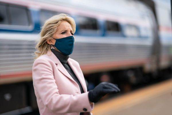 Jill Biden efectuează o vizită în România şi Slovacia în sprijinul refugiaţilor ucraineni