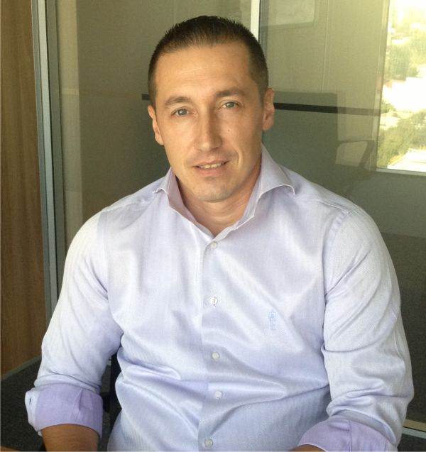 Valentin Dragu a început să investească în instrumente ale pieţei de capital în anul 2007, pe când lucra la ING Bank, în departamentul de private banking. A petrecut o scurtă perioadă la City Bank, în Londra, iar acum lucrează în domeniul IT. A creat şi administrează grupul de Facebook numit Investitorul Corporatist, unde postează constant şi moderează discuţii despre investiţii şi pieţe de capital.