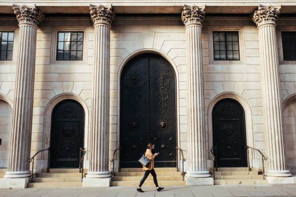 Banca Angliei majorează dobânzile şi semnalează o recesiune pentru 2023