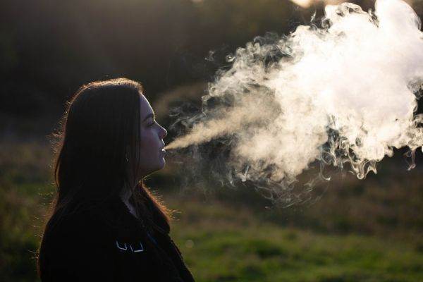 Un producător chinez de ţigarete electronice anunţă lansarea primului produs de vaping biodegradabil