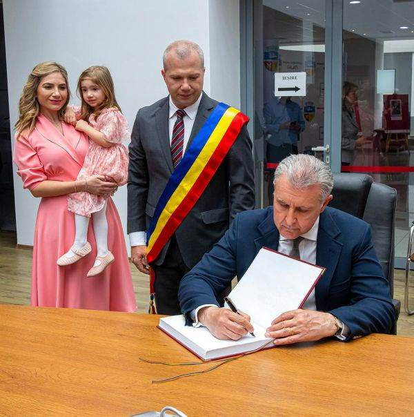 Familia Regală a fost întâmpinată de peste 2.000 de persoane la Galaţi