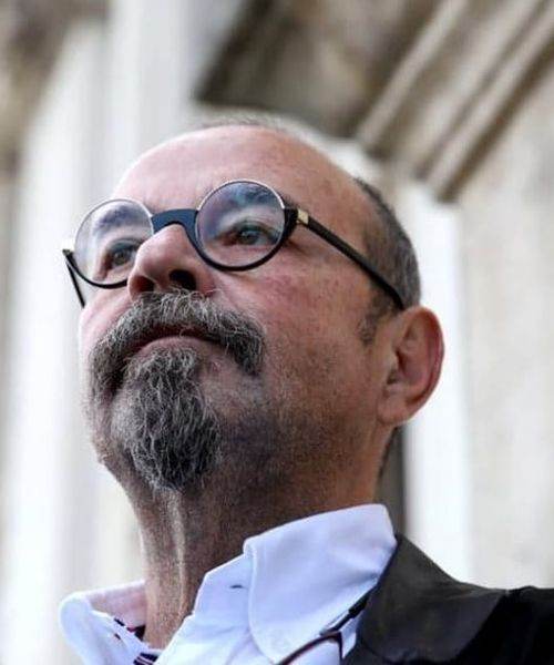 "Dacă acei părinţi cred că eu le-am omorât copiii, aşa să le ajute Dumnezeu" - a fost prima reacţie a primarului Cristian Popescu Piedone, după decizia Curţii de Apel, înainte de a se preda, pentru executarea pedepsei, la Penitenciarul Rahova.