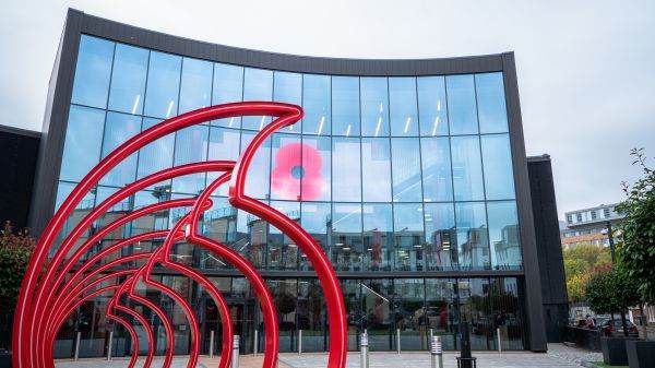 Vodafone negociază o fuziune cu Three UK