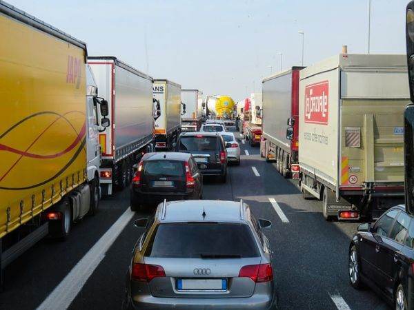 Trafic blocat pe DN 6, la Ghelmegioaia, din cauza unui accident rutier