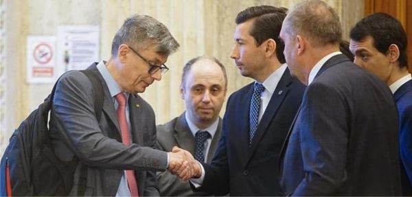 Ministrul Energiei Virgil Popescu (PNL) dând mâna cu Cătălin Niţă, directorul executiv al Federaţiei de Petrol şi Gaze (FPPG). Sursa foto: Facebook/George Simion