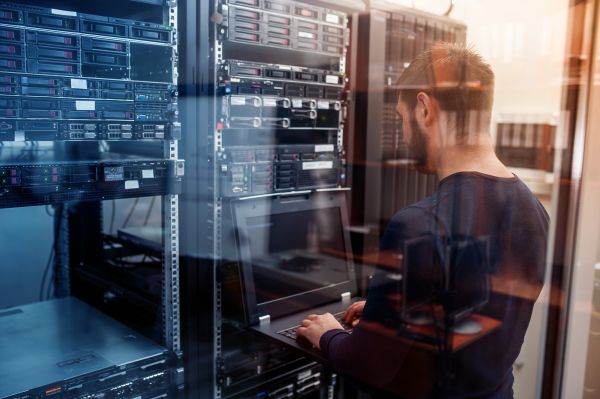Patru din cinci bănci au migrat sau intenţionează să îşi mute infrastructura IT în cloud pentru a rămâne competitive