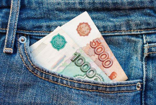 Rubla, apreciată puternic faţă de euro şi dolar