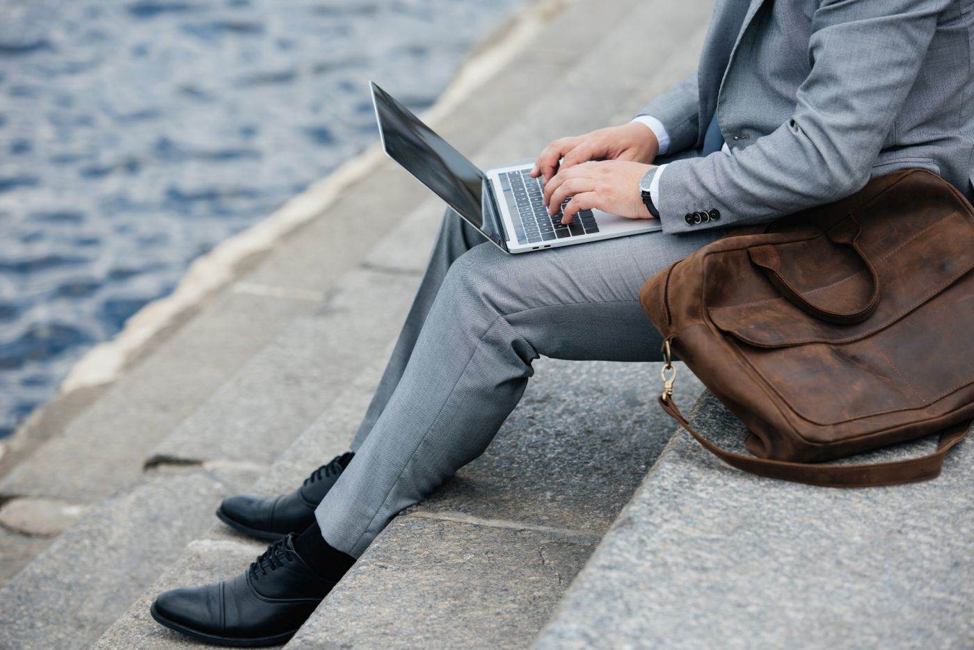 Rucsac din piele ca accesoriu la o ţinută business - pe care să îl alegi?