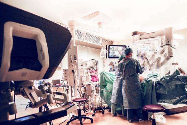 Robotul da Vinci Xi, cel mai avansat sistem de chirurgie robotică din lume, utilizat cu succes în Spitalul Euroclinic