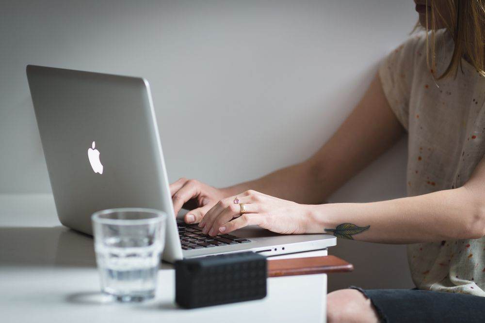 Apple a prezentat două MacBook-uri cu un nou cip