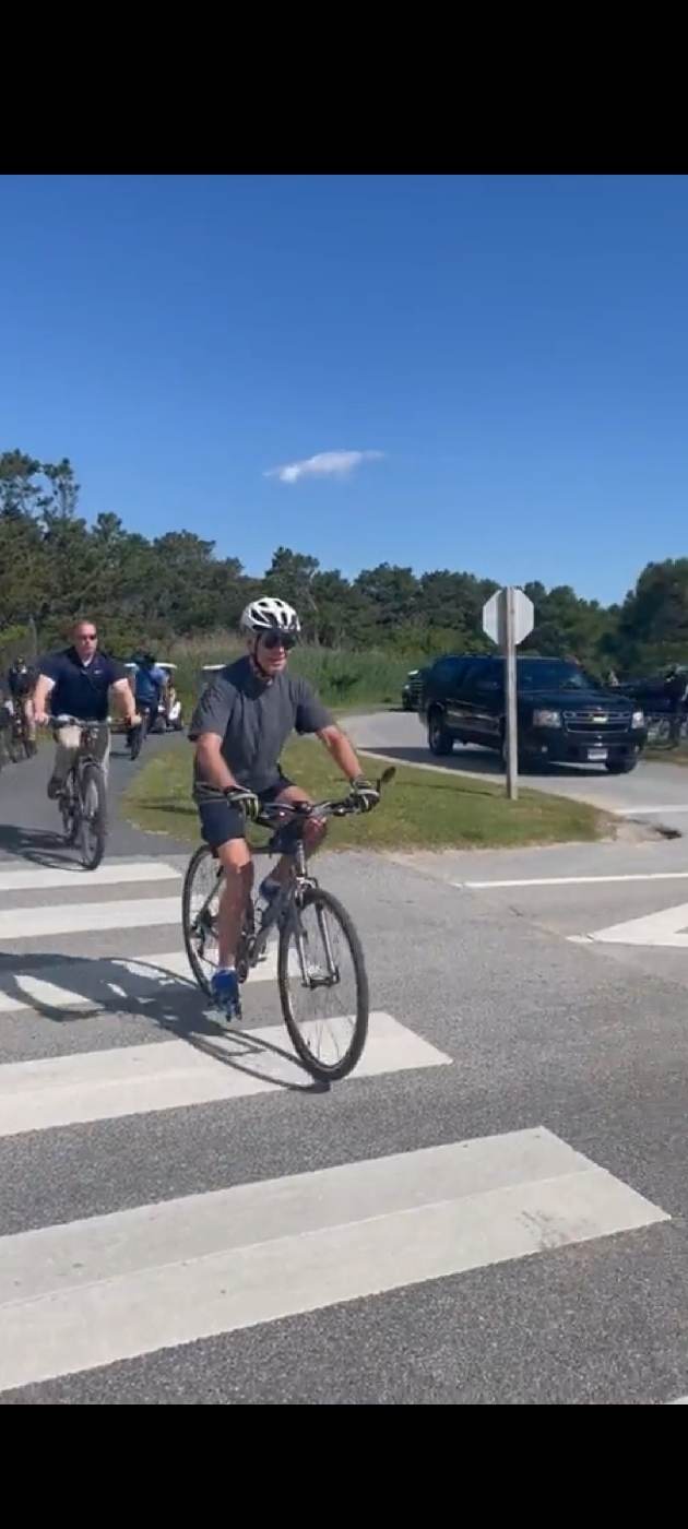 Joe Biden a căzut de pe bicicletă în timpul unei plimbări