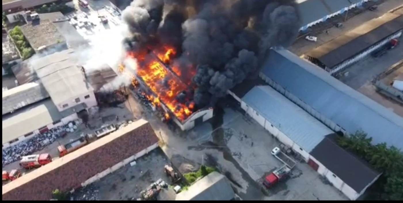 Incendiu violent cu degajare mare de fum la un depozit de deşeuri din mase plastice