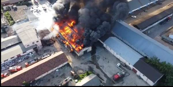 Firma responsabilă pentru incendiul din Zona Idustrială Buzău, amendată recent de Garda de Mediu