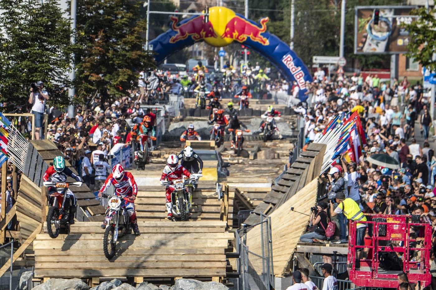 Red Bull Romaniacs 2022 creşte la maximum adrenalina cu MILWAUKEE®, în competiţia extremă de la Sibiu