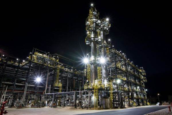 OMV Petrom va începe producţia de combustibil sustenabil pentru aviaţie la Petrobrazi