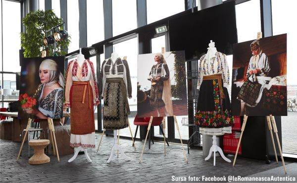 Paradă a costumului popular în Franţa