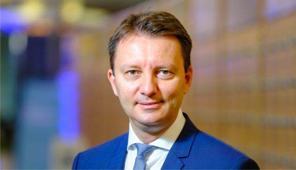 "În momentul de faţă există cam 200 miliarde euro, bani neaccesaţi de statele membre din componenta de credite din facilitatea de redresare şi rezilienţă. Ştim că vor accesa aceşti bani, iar raportul nostru solicită ca aceste fonduri să meargă cu precădere în investiţii în infrastructura energetică, în interconectori şi în reducerea dependenţei energetice faţă de Federaţia Rusă şi în investiţii în noi surse de energie, deoarece aceste proiecte sunt în beneficiul întregii Uniuni Europene, indiferent de statul membru în care sunt realizate", a declarat Siegfried Mureşan.
