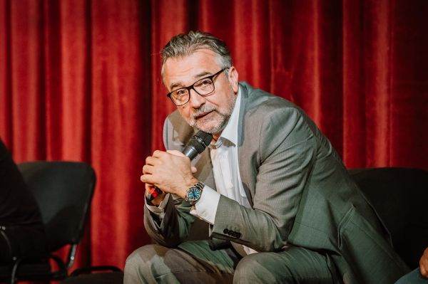 Ministrul Romaşcanu vrea vouchere culturale