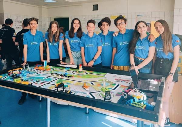 10 elevi din Piteşti vor reprezenta ţara noastră la Campionatul Mondial de Robotică din Brazilia