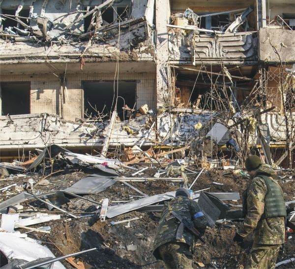 O nouă bombă a lovit o şcoală în care se adăposteau 90 de persoane