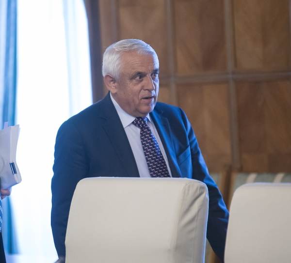 Petre Daea nu recomandă fermierilor raţionalizarea apei