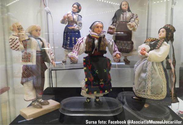Expoziţie dedicată păpuşilor şi portului popular la Muzeul Naţional de Istorie