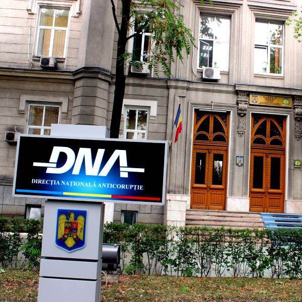 Procurorii DNA ridică documente de la Primăria Timişoara în legătură cu organizarea unor concursuri de angajare