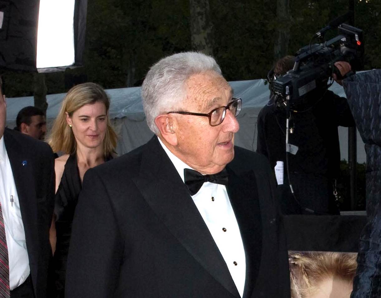 Sursa foto: https://commons.wikimedia.org/wiki/File:Henry_Kissinger_at_Met_Opera.jpg