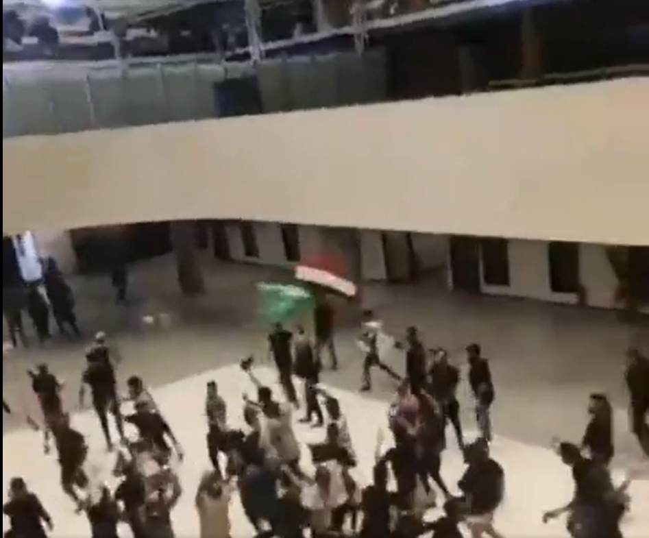 Parlamentul Irakian, luat cu asalt de susţinătorii liderului şiit Moqtada Sadr