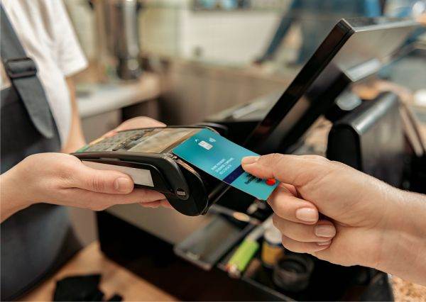 Cardul de tichete de masă, cadourile şi voucherele de vacanţă - cele mai dorite beneficii extrasalariale