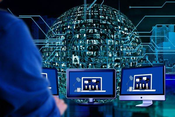 Presiunea statelor - marile companii, obligate să investească în reţelele de telecomunicaţii