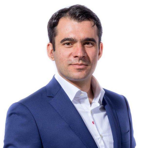 "Bursele trebuie să rămână la Ministerul Educaţiei"