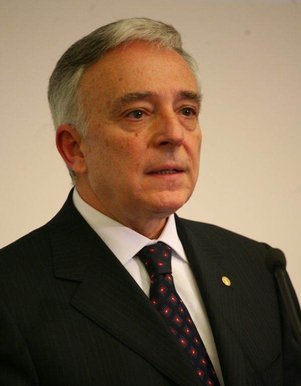 Mugur Isărescu