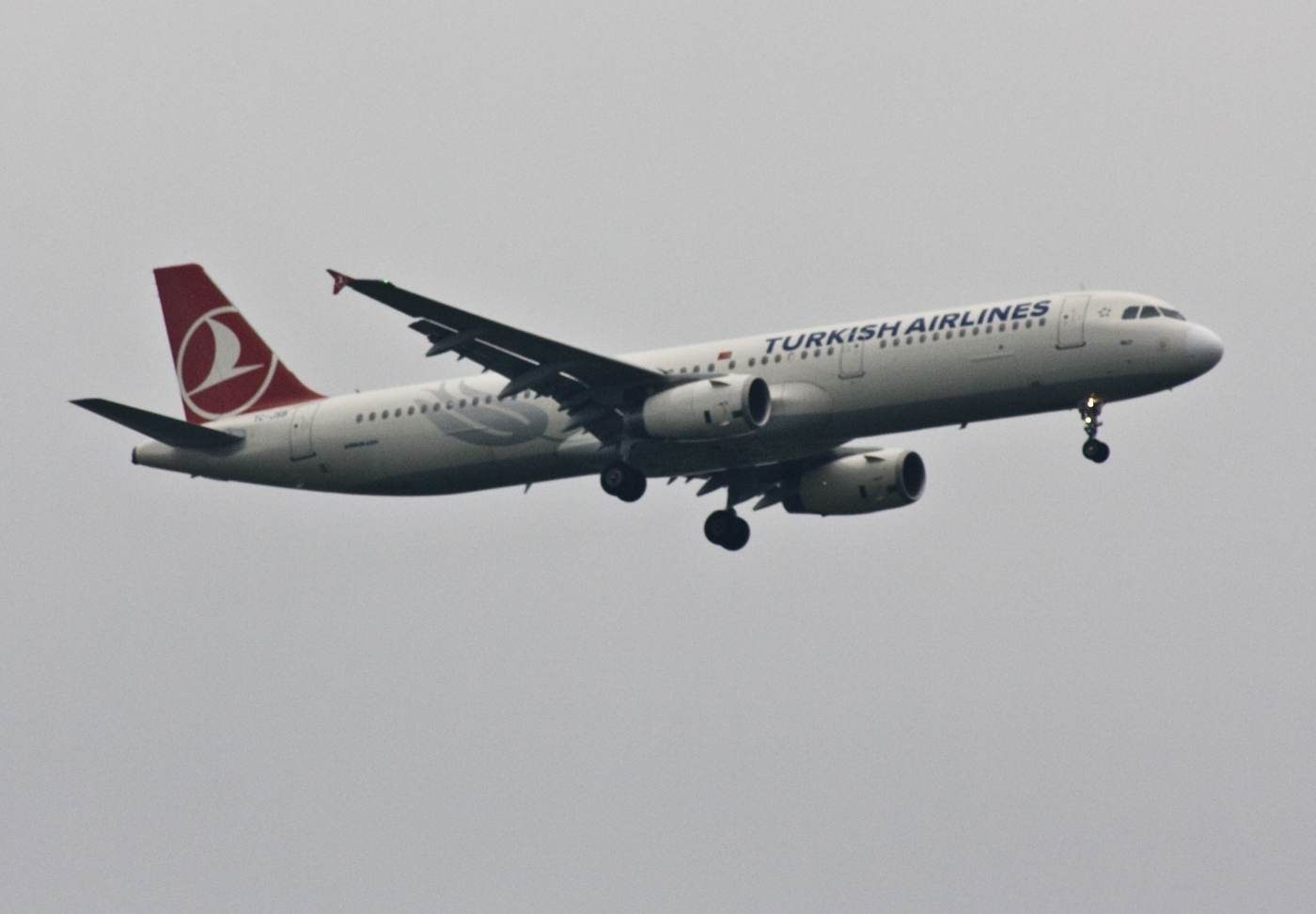 Aterizare de urgenţă la Bucureşti a unei aeronave Turkish Airlines care zbura pe ruta Miami-Istanbul