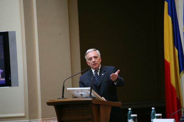 Isărescu a declarat: "Nu este optimistă (prognoza asupra inflaţiei - n.r.), este uşor pozitivă şi realistă, credem noi. Plafonare înseamnă în jur de 15%. În august este foarte posibil, datorită preţurilor la ţiţei, la alcool, accizele, să mai fie o anumită creştere".