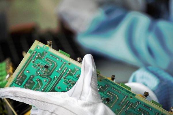 REUTERS: "Industria semiconductorilor se îndreaptă către o scădere de amploare"