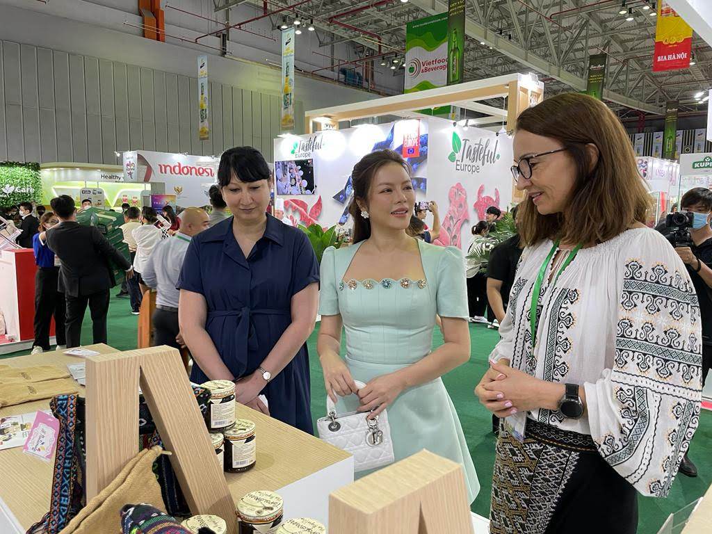 Magiunul din prune de la Topoloveni, prezentat în Vietnam la Ho Chi Min City