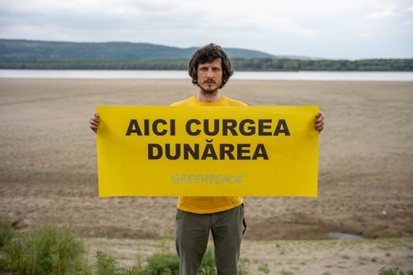 Activiştii Greenpeace România au protestat în mijlocul albiei secate a Dunării pentru a atrage atenţia autorităţilor 