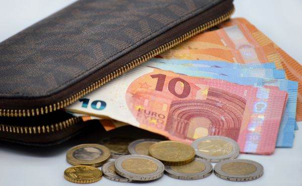 Când dobânzile fac un pas înapoi e cazul să intervină cursul