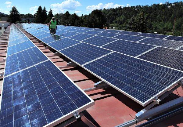 Element Industrial şi TESLA Group semnează pentru soluţii inovatoare de obţinere şi exploatare a energiei verzi