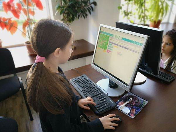 Fundaţia Vodafone România duce "Şcoala verde din viitor" în comunităţile CODE Kids din întreaga ţară