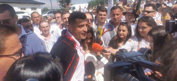 George Simion se căsătoreşte şi aşteaptă 10.000 de participanţi la serbarea câmpenească