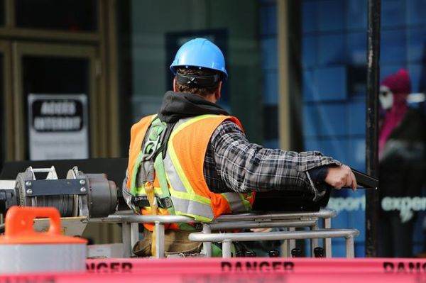 Managerii estimează o creştere accentuată a preţurilor în construcţii şi comerţul cu amănuntul