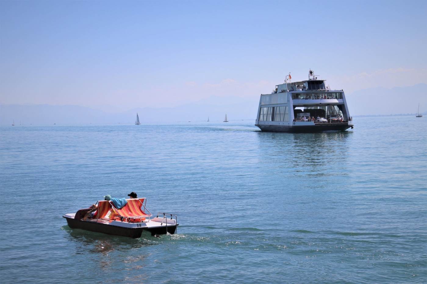 Un feribot cu 300 de persoane la bord a luat foc în largul coastei suedeze